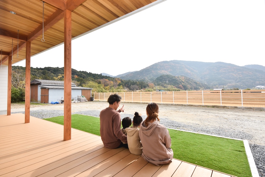 【お客さまのお家紹介_伊勢市Mさま邸Part.1 景観を望むウッドデッキの存在感が際立つお家】