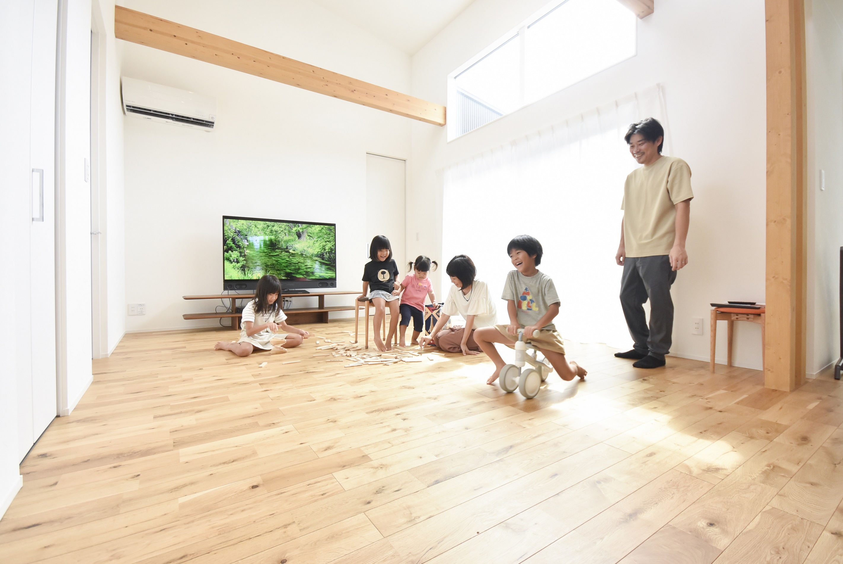 大家族が集う勾配天井の明るい平屋の家