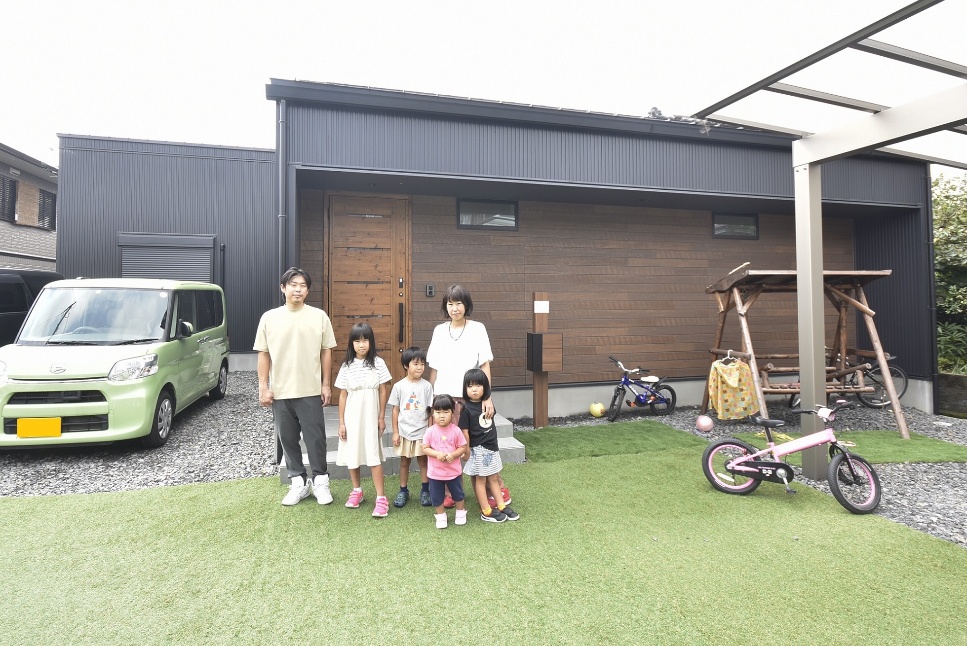 大家族が集う勾配天井の明るい平屋の家