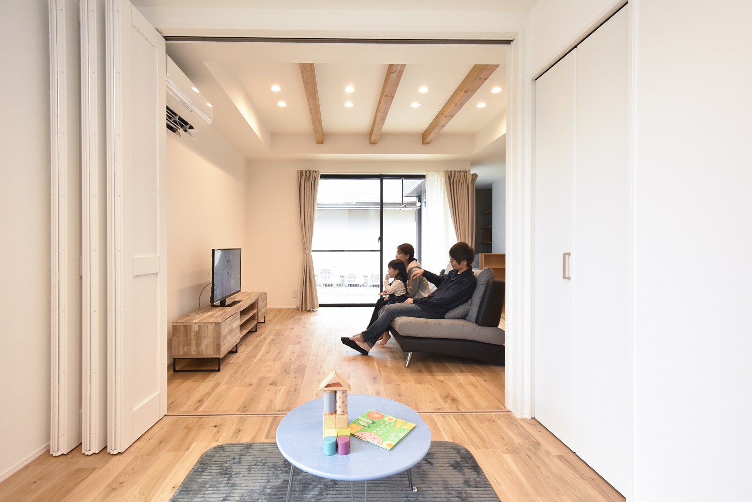 リビングと”折れ戸”で繋がった洋室が生活スタイルの変化に対応する家