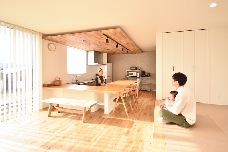 【お客さまのお家紹介_東員町Kさま邸Part.2 ダイニングテーブル一体型のキッチンの存在感が際立つ平屋のお家 】