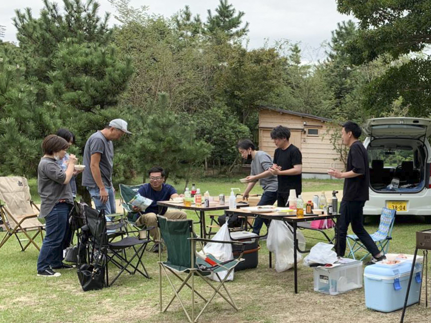 【大淀西海岸ムーンビーチキャンプ場での休日。久々に社員全員が顔を揃える機会になりました】