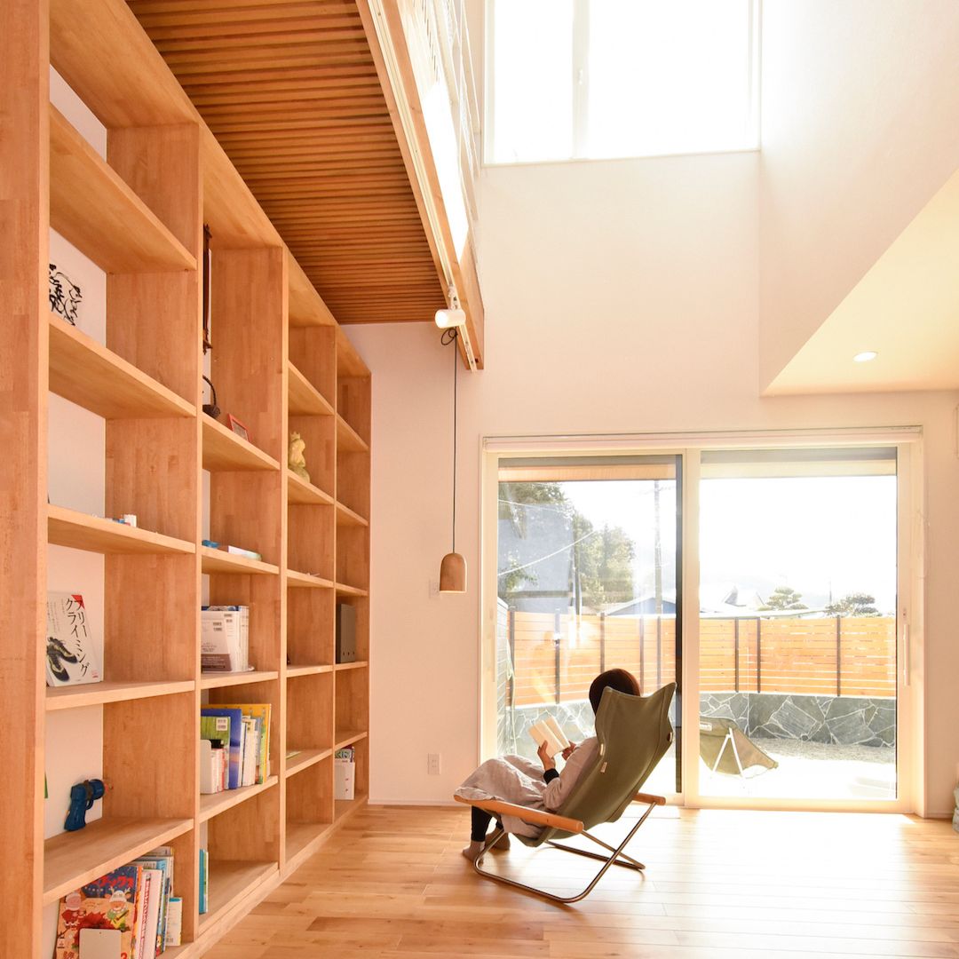 吹き抜けの壁一面を彩る本棚 “ブックカフェ”のようなお家