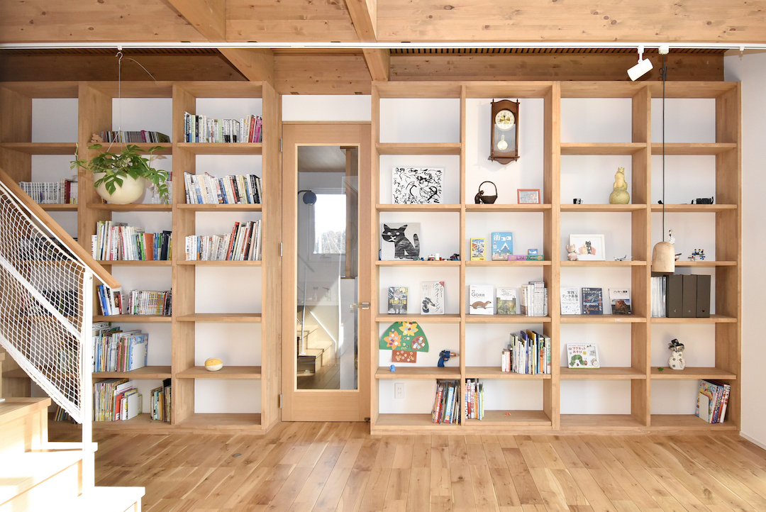 【動画あり】吹き抜けの壁一面を彩る本棚 “ブックカフェ”のようなお家