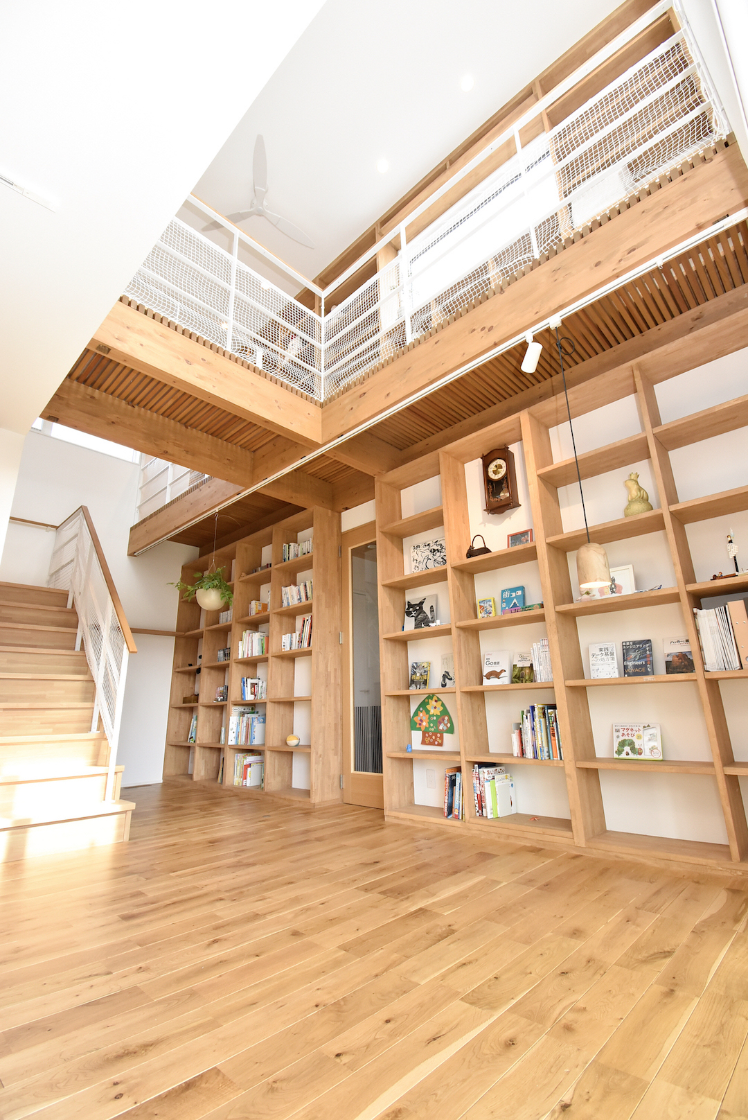 【動画あり】吹き抜けの壁一面を彩る本棚 “ブックカフェ”のようなお家