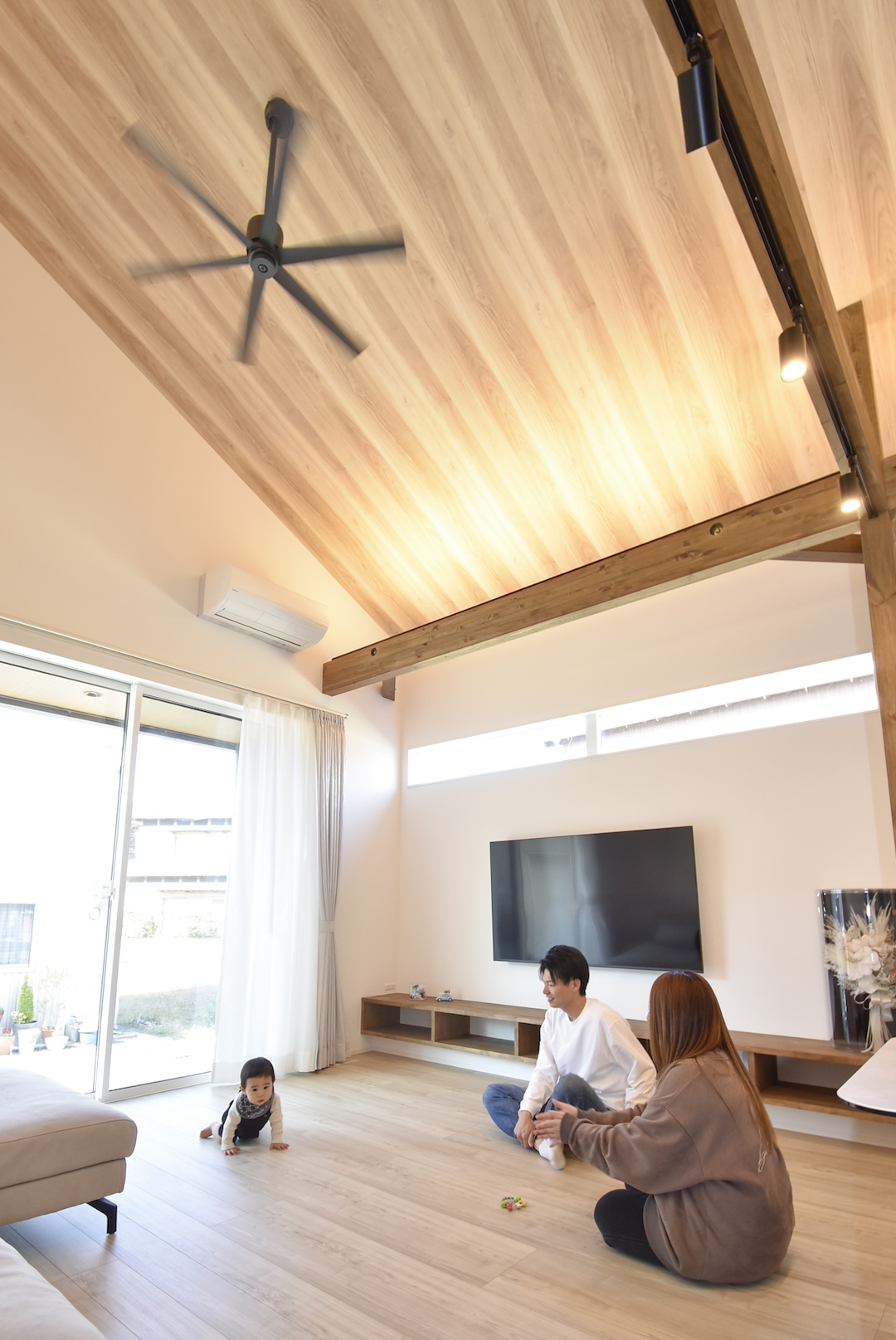 大屋根が映える「平屋風二階建て」の家