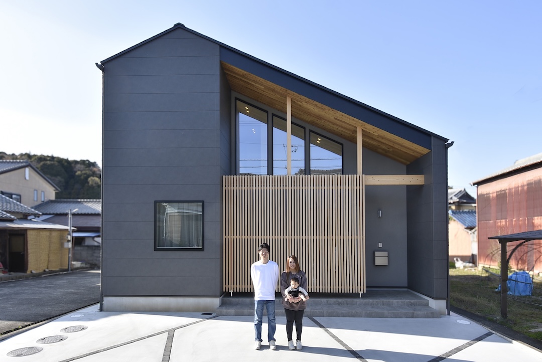 大屋根が映える「平屋風二階建て」の家