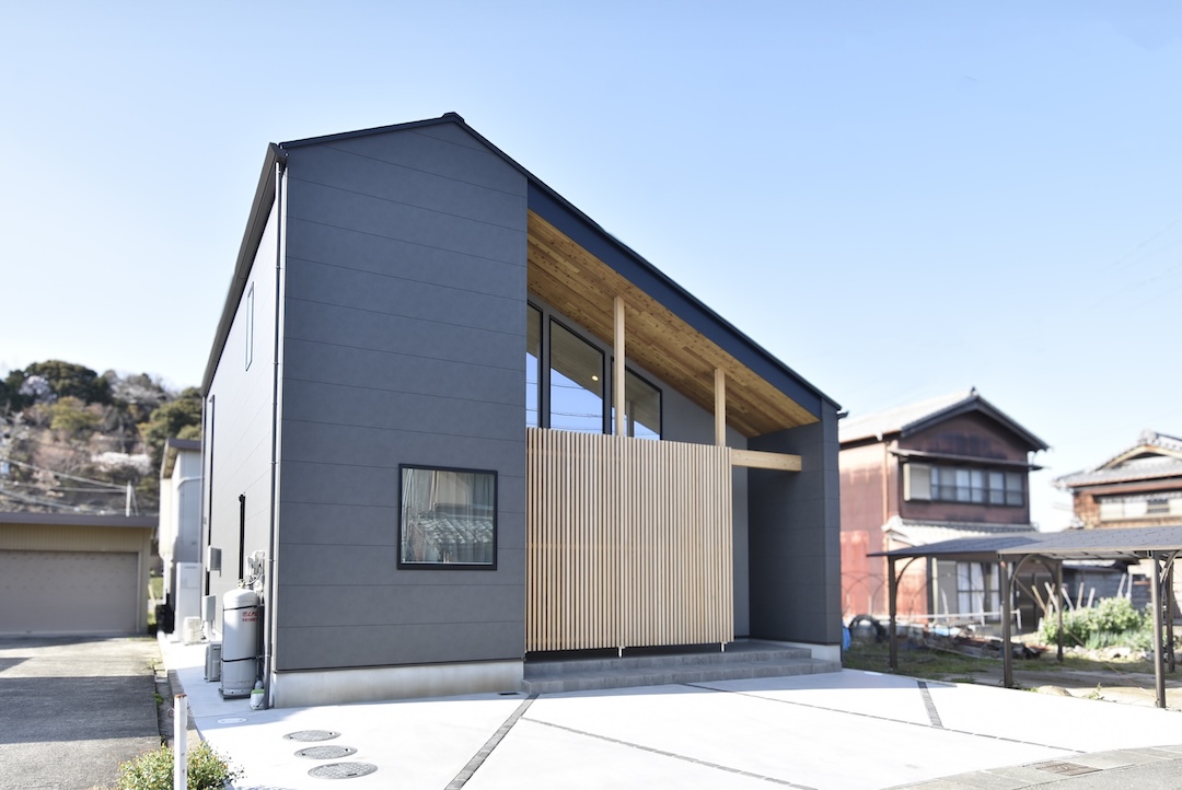 大屋根が映える「平屋風二階建て」の家