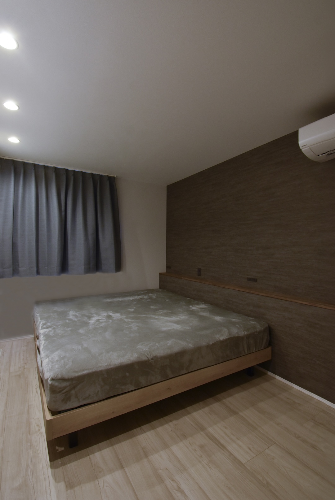 大屋根が映える「平屋風二階建て」の家