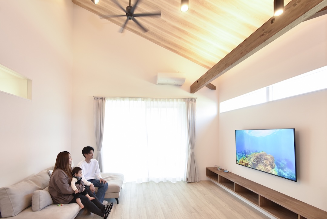 大屋根が映える「平屋風二階建て」の家
