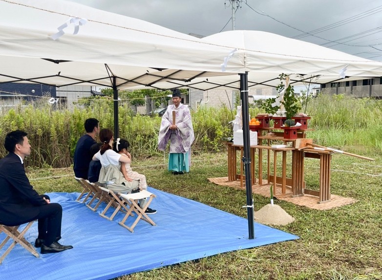 土地の神様に敬意を払い、工事の安全とご家族の発展を祈願する「地鎮祭」。家づくりの節目となる儀式です