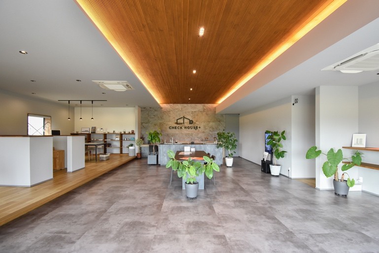 「チェックハウス+明和」店内紹介-1　スタイリッシュな空間で家づくりのイメージが広がります